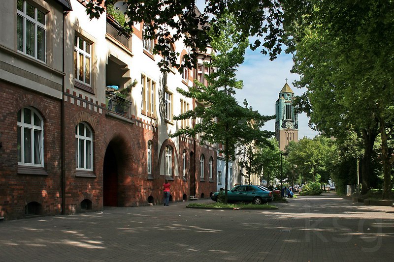 Schulstraße mit Turm von Liebfrauen