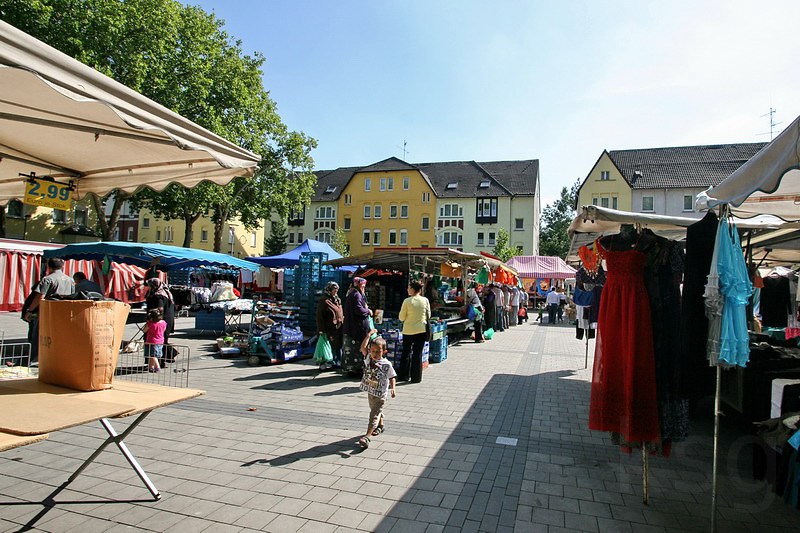 Markt vor historischen Fassaden