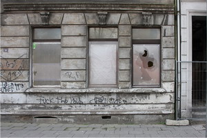 Eingeworfene Fenster in Bruckhausen
